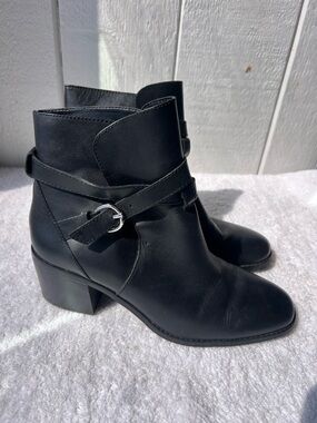 Ann Taylor size 9 Women’s Black Ankle Boots with Buckle Strap